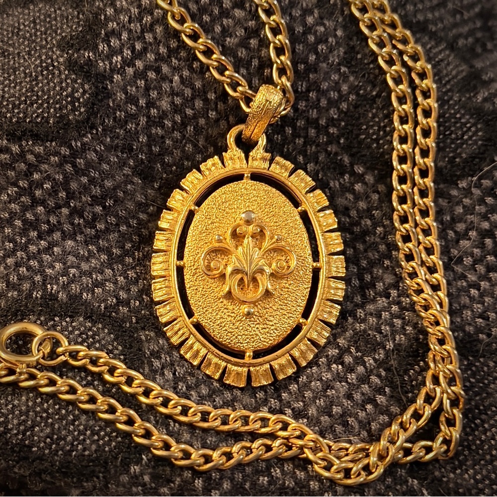 🌹VTG Gold Victorian Cameo Pendant Necklace Heirloom Double-Sided Royal Crest - Picture 3 of 9